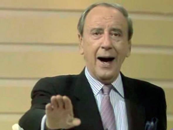 Presentador de televisión con la mano en alto
