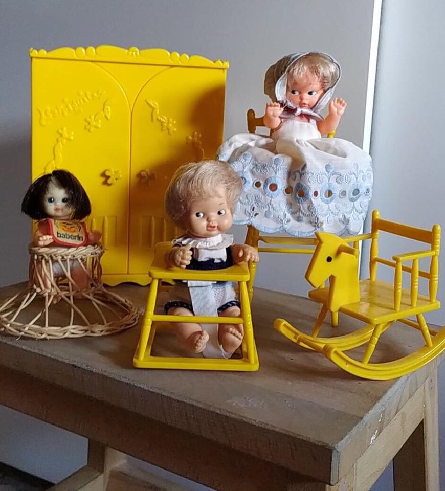 Muñecas Barriguitas con muebles amarillos.