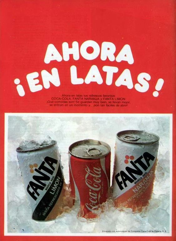 Anuncio con latas antiguas de Fanta limón, Coca-Cola y Fanta naranja en hielo.