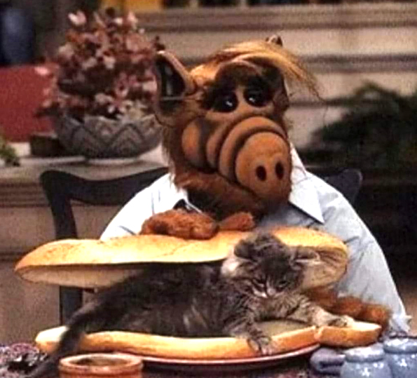 Alf con un bocadillo gigante con un gato dentro