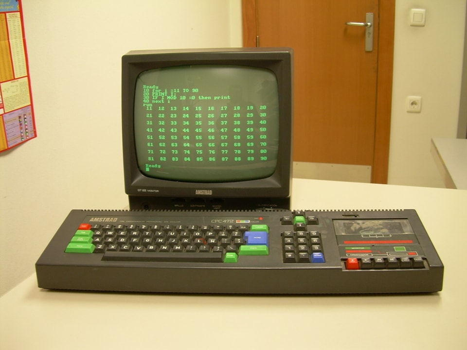 Ordenador Amstrad CPC con monitor verde.