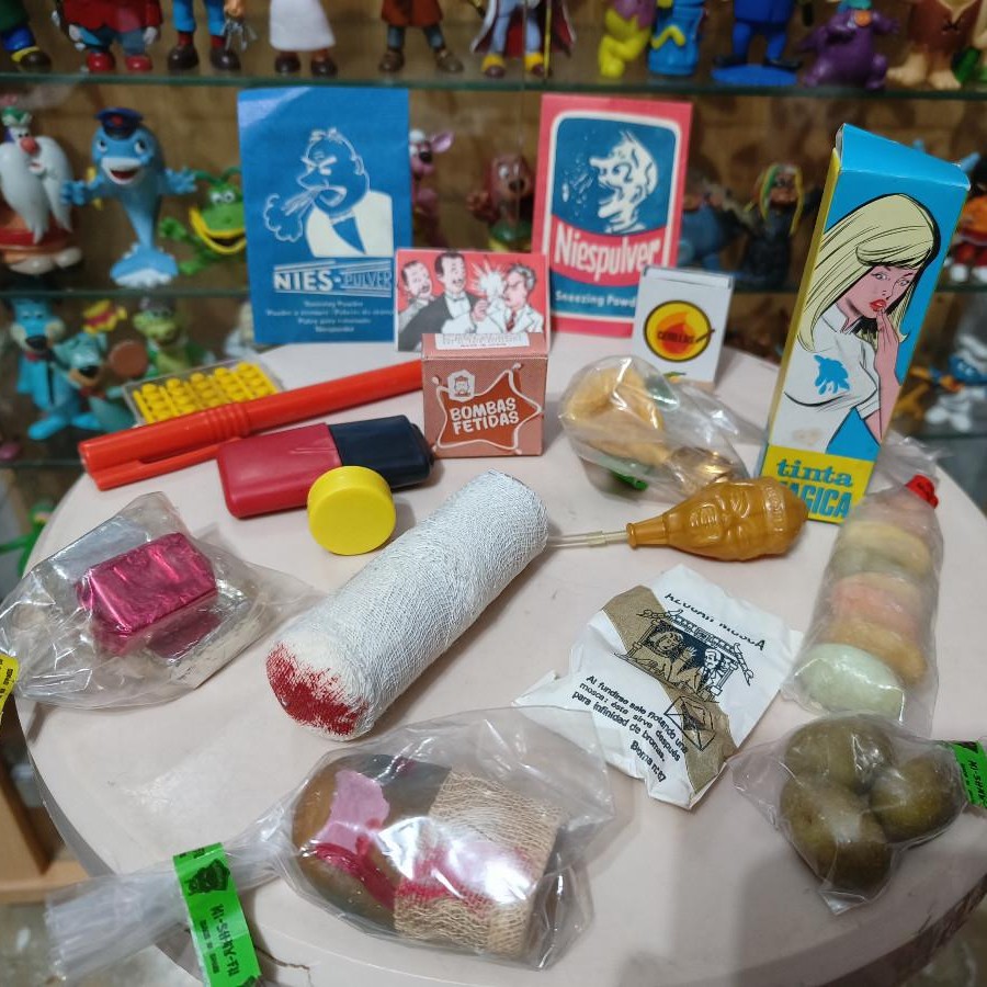 Artículos de broma variados.