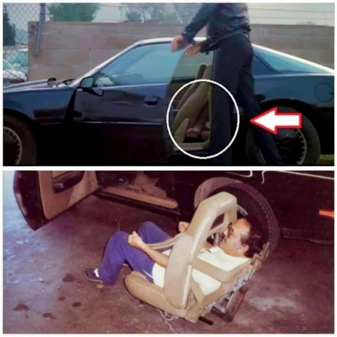 Arriba, KITT con la puerta abierta y el asiento señalado; abajo, un hombre sentado en el suelo metido dentro de un asiento de coche.