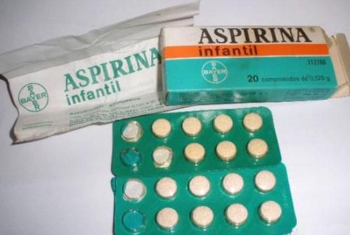 Caja de aspirina infantil de Bayer con un blíster de pastillas.