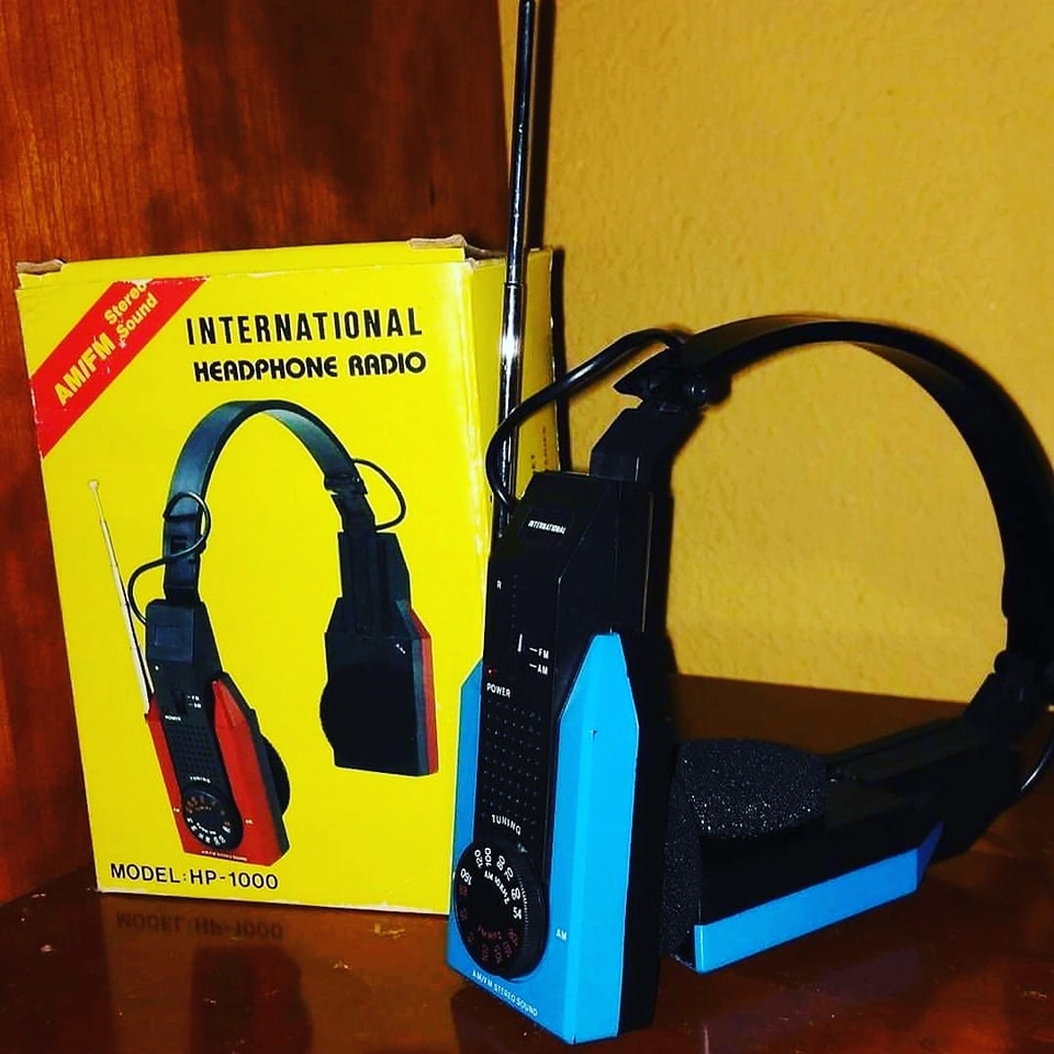 Auriculares con radio International junto a su caja.