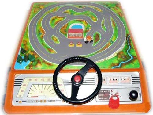 Juguete Auto Cross naranja con volante y circuito de carreras.