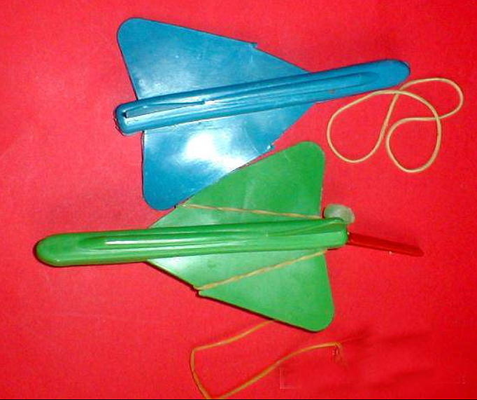 Dos aviones de plástico con goma.