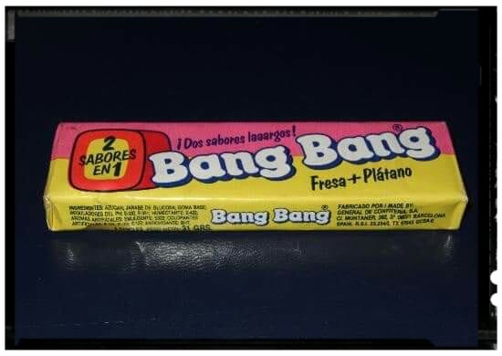 Paquete de chicles Bang Bang de fresa y plátano, dos sabores en uno.