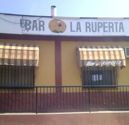 Fachada del bar La Ruperta con el logo de la calabaza.
