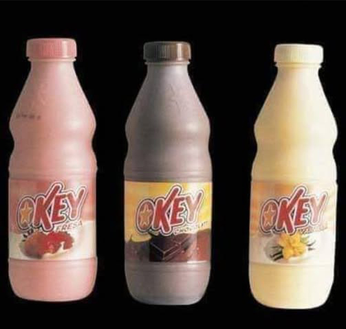 Tres botellas de batido Okey de fresa, chocolate y vainilla.