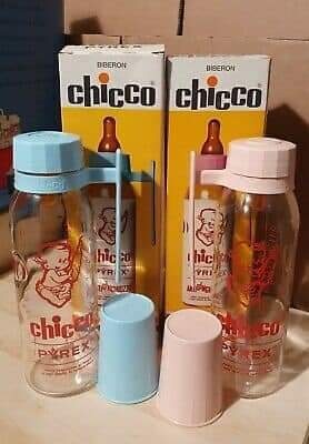 Dos biberones de Chicco con sus cajas.