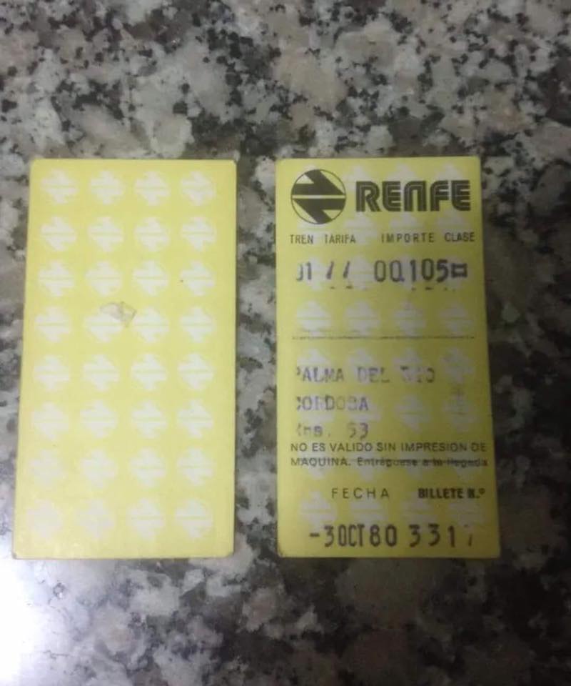 Billete de tren de Renfe de cartón amarillo.