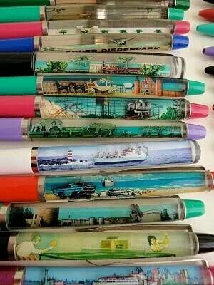 Bolígrafos con imágenes de lugares y figuras que se deslizan dentro.