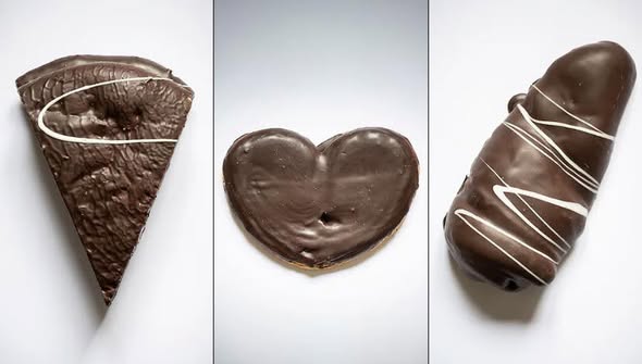 Tres pasteles bañados en chocolate: una porción triangular, una palmera y un bollo alargado.
