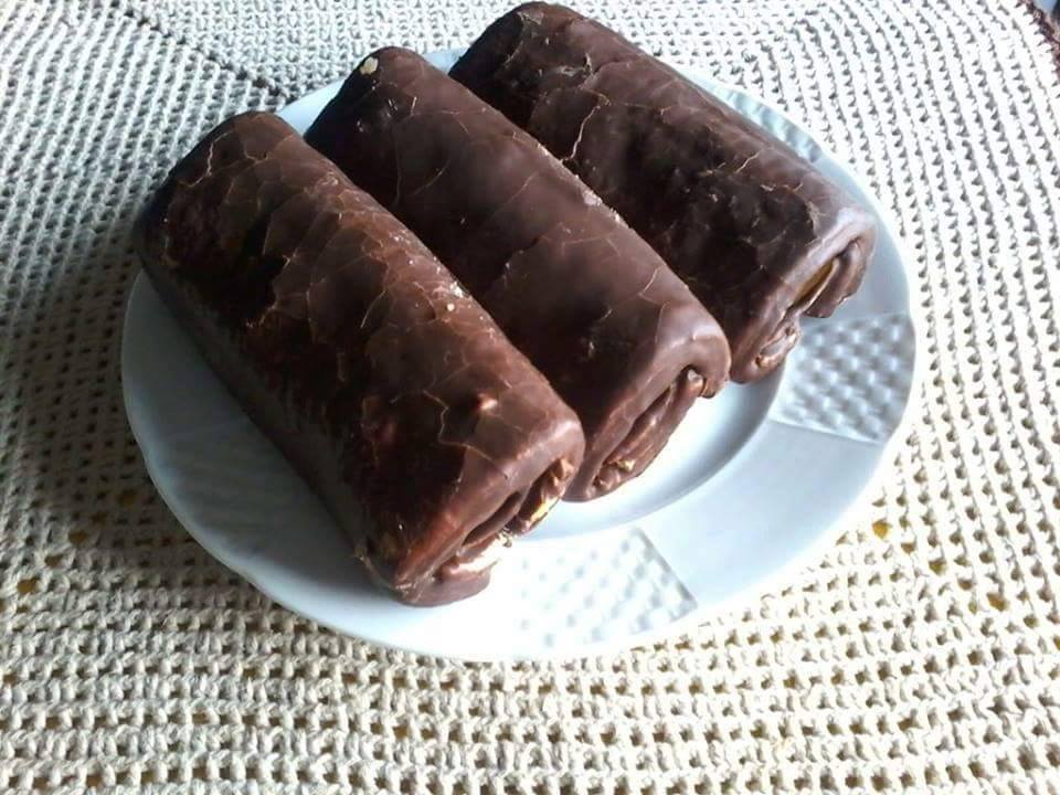 Tres bollos enrollados de chocolate en un plato.