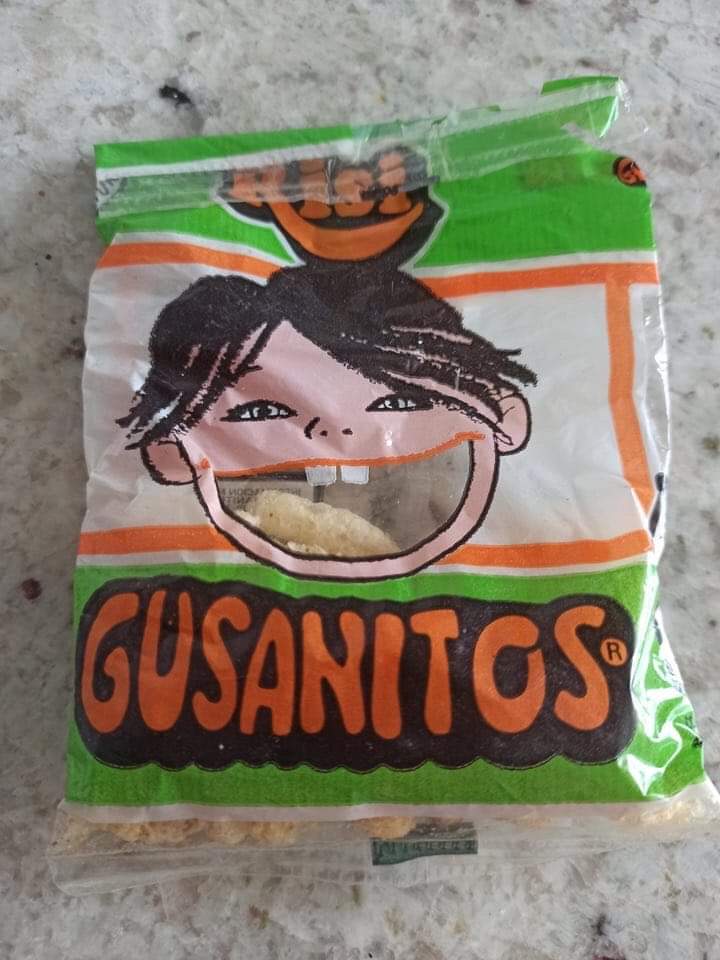 Bolsa antigua de gusanitos con un niño sonriente dibujado.