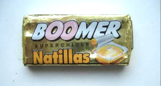Chicle Boomer de natillas en su envoltorio dorado.