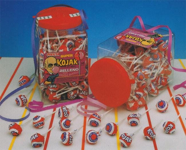 Botes de piruletas Kojak rellenas de chicle y varias piruletas sueltas.