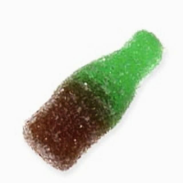 Gominola con forma de botella, verde arriba y marrón abajo, cubierta de azúcar.