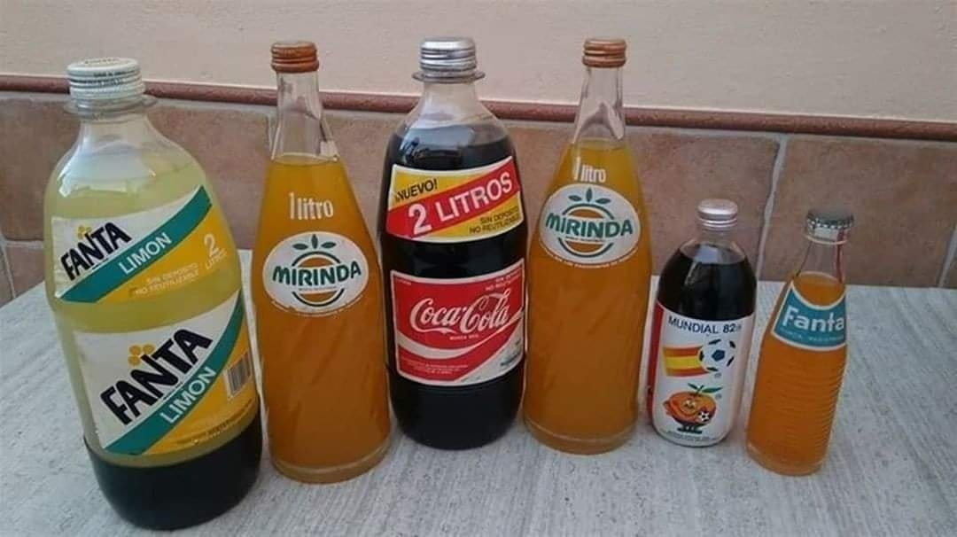 Botellas antiguas de cristal de Fanta, Mirinda y Coca-Cola.