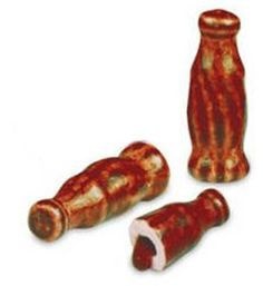 Tres chicles con forma de botella de cola, uno de ellos mordido.