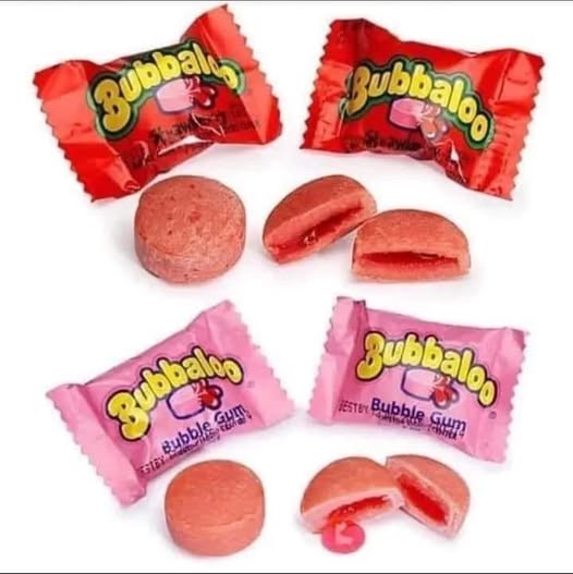 Chicles Bubbaloo de fresa y tutti frutti, envueltos y partidos por la mitad.