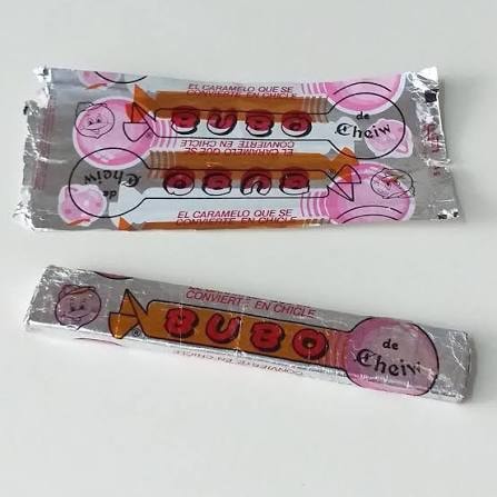 Barritas de Bubo de Cheiw en su envoltorio plateado y rosa.