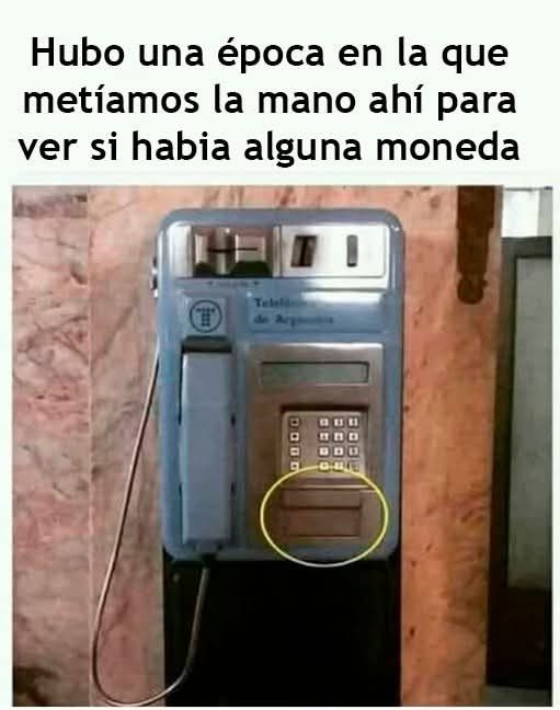 Teléfono público azul con teclado metálico y el cajetín de devolución de monedas rodeado con un círculo amarillo.