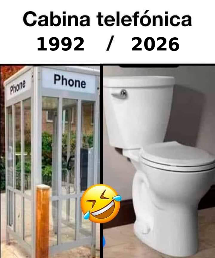 A la izquierda, una cabina telefónica de cristal con el rótulo Phone; a la derecha, un inodoro.