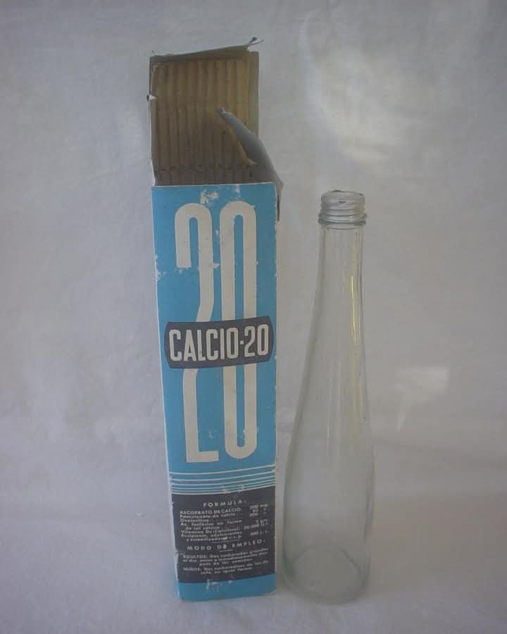 Caja azul de Calcio 20 junto a un frasco de cristal vacío.