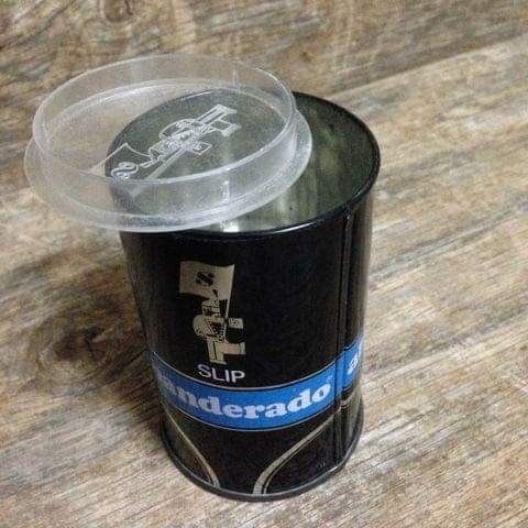 Lata negra de slip Abanderado con tapa transparente.