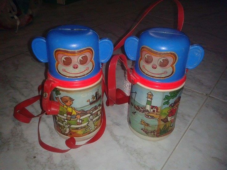 Dos cantimploras infantiles con tapa de cara de mono.