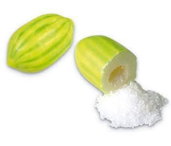 Caramelo verde y amarillo partido con polvo blanco saliendo de dentro.