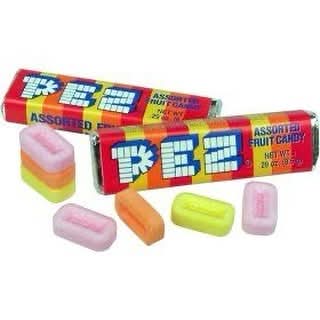 Paquetes de caramelos PEZ de frutas y caramelos sueltos de colores.