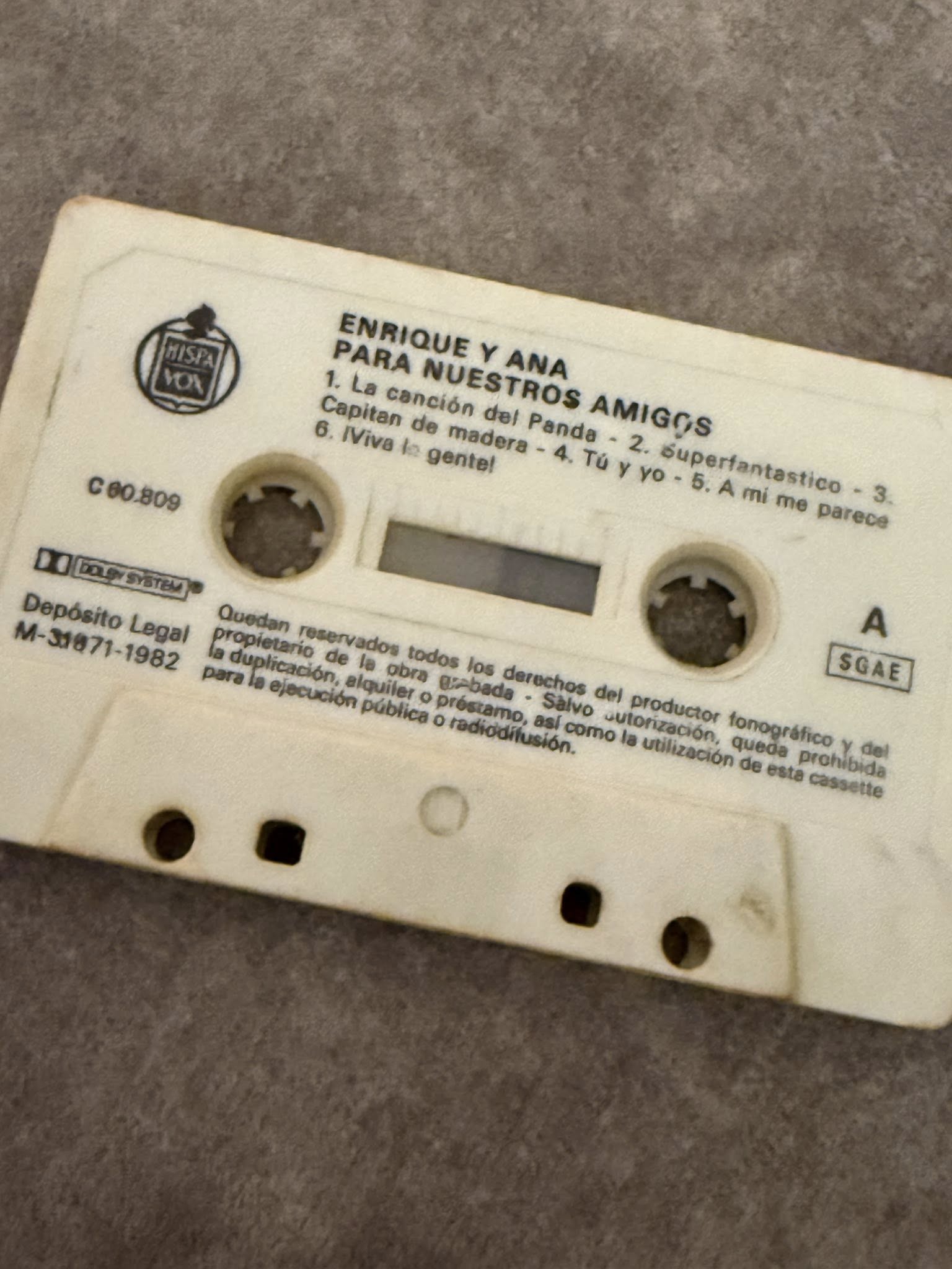 Casete blanco de Enrique y Ana, «Para nuestros amigos», con la lista de canciones impresa en la etiqueta.