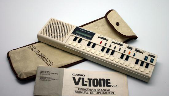 Teclado Casio VL-Tone con su funda y manual.