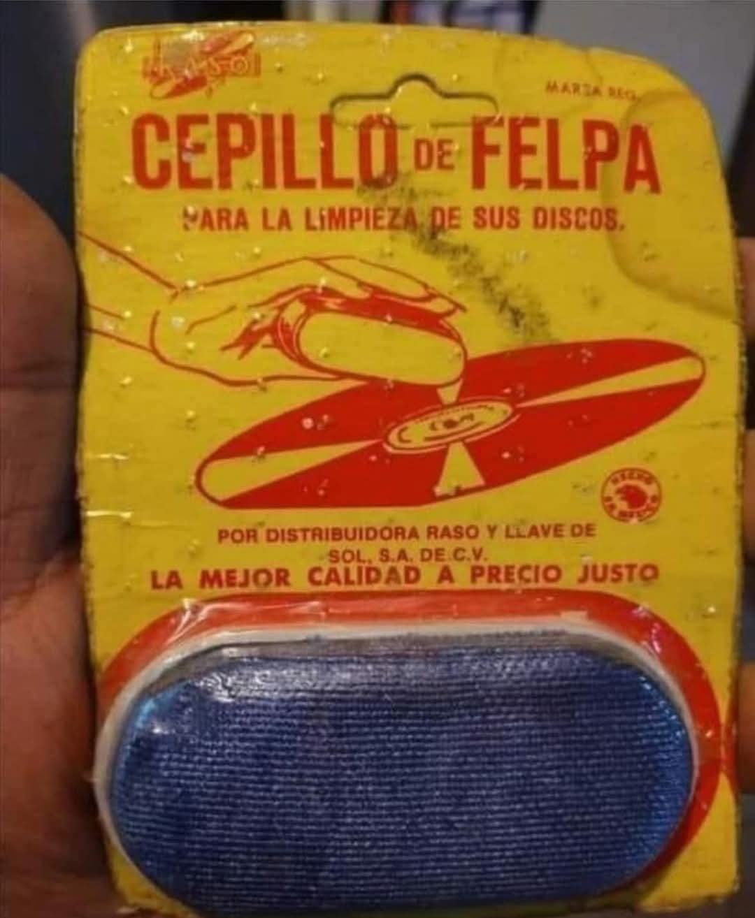 Cepillo de felpa para discos en su blíster amarillo.