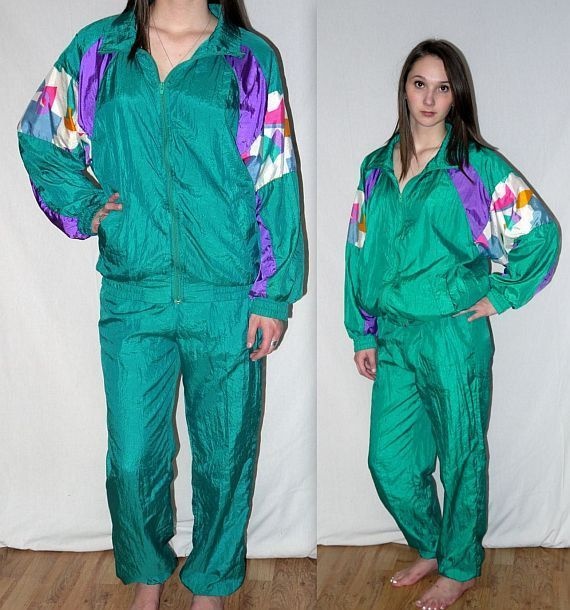 Dos personas con chándal de tactel verde y morado.
