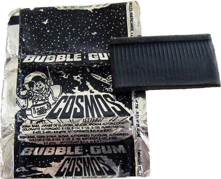 Envoltorio plateado de chicle Cosmos de regaliz con un astronauta y el chicle negro.