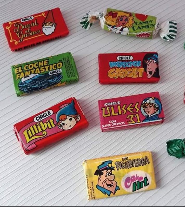 Chicles con envoltorios de series: David el Gnomo, El coche fantástico, Inspector Gadget, Ulises 31, Los Picapiedra y Candy Candy.