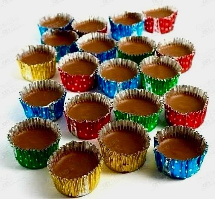Bombones de chocolate en cápsulas de papel de aluminio de colores.