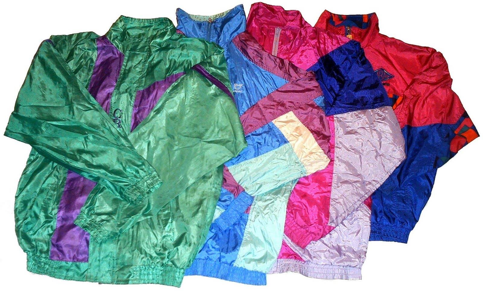 Varios chubasqueros de nailon de colores.