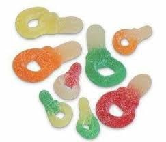 Chupetes de gominola de colores cubiertos de azúcar sobre fondo blanco.