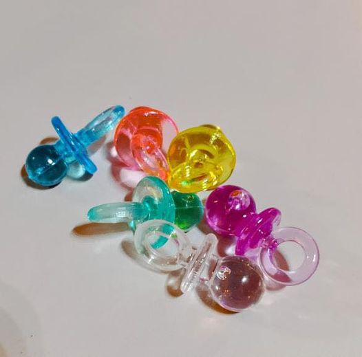 Chupetes pequeños de plástico transparente de colores.