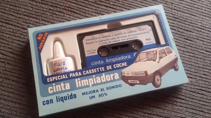 Caja de cinta limpiadora con líquido para casete de coche.