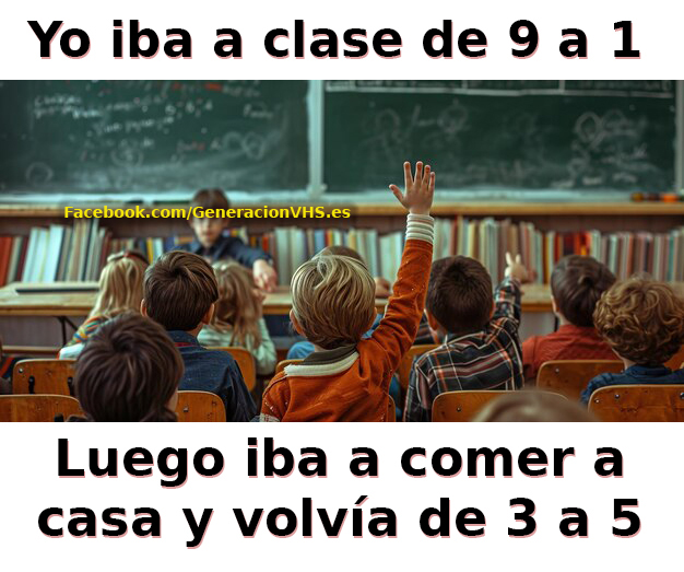 Aula con pizarra verde y niños sentados de espaldas, uno levantando la mano.