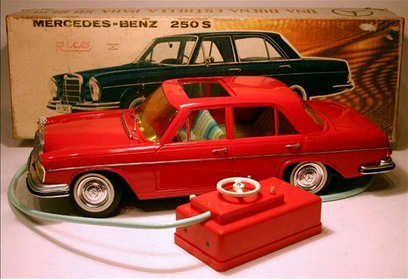 Mercedes rojo de juguete con mando de cable y su caja.