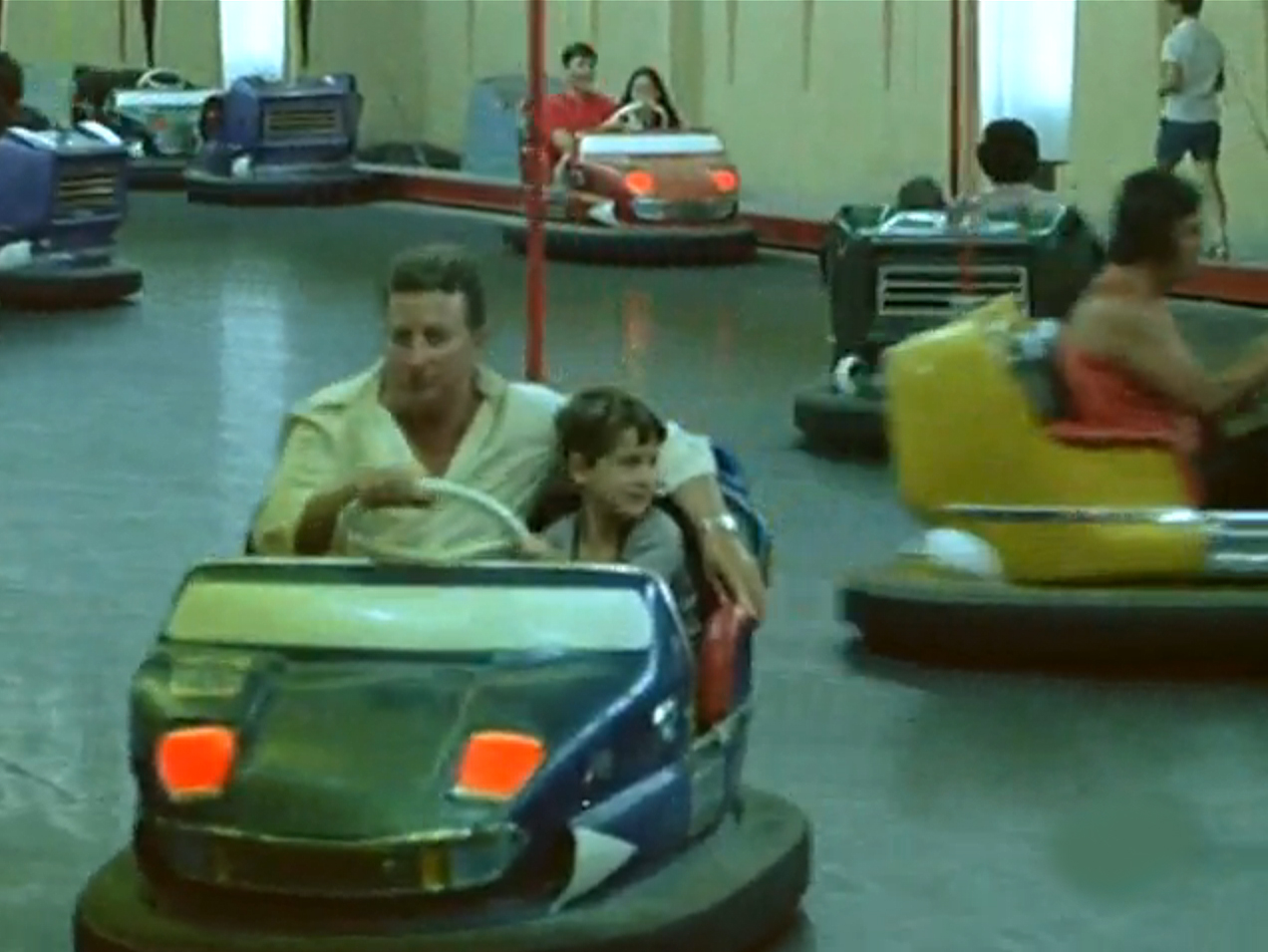 Coches de choque en una pista.