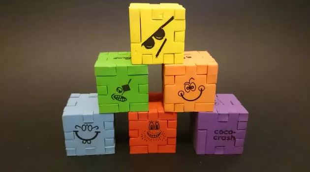 Cubos de colores con caras apilados en pirámide.
