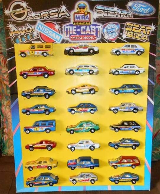 Expositor con coches de metal en miniatura de Mira.